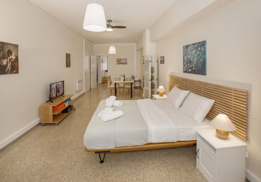 Central apartment on pedestrian street by GHH