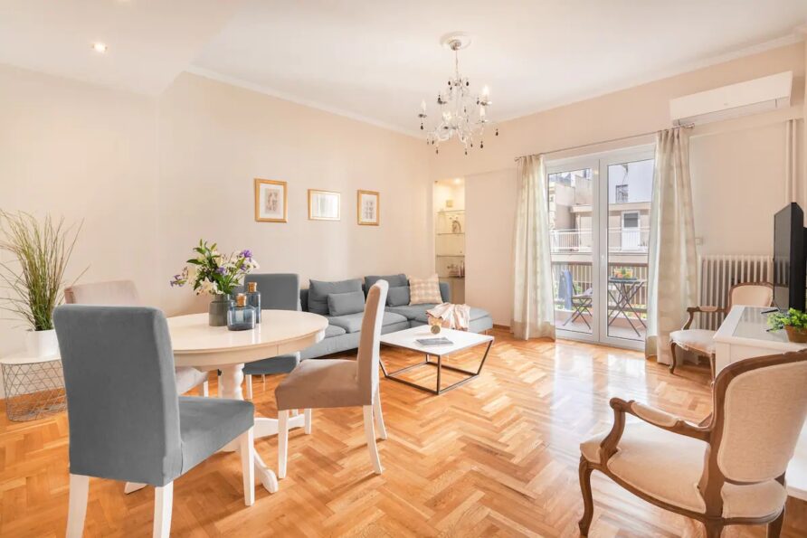 Stylish King size bed apt steps from Acropolis