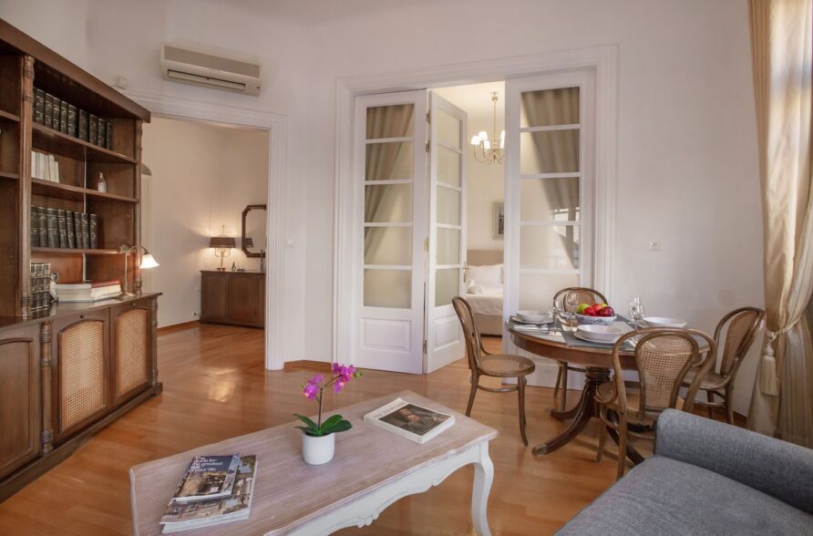 Neoclassical apt close to Syntagma-Plaka by GHH